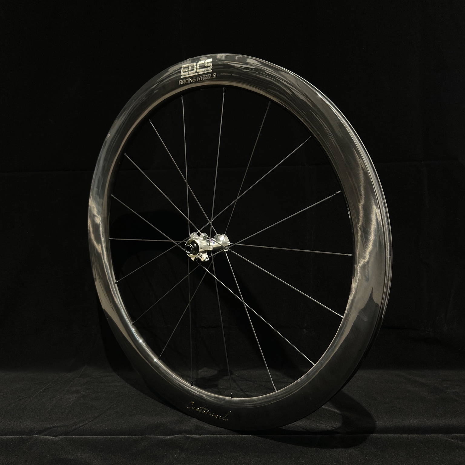 EDCS Racing Wheels 碳纖維公路車輪組實拍,呈現輪框、品牌標誌與花鼓